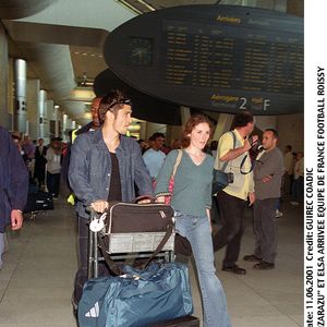 Elle a été en couple avec le footballeur Bixente Lizarazu...
Bixente Lizarazu et Elsa Lunghini à l’arrivée de l’équipe de France de football à Roissy, le 11 juin 2001. © Coadic Guirec / Bestimage
