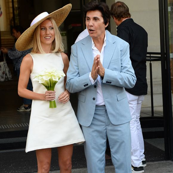 Les jeunes mariés, Jean-Luc Lahaye et sa femme Paola (Lahaye-Aubin) à la sortie de la mairie du 18ème arrondissement de Paris - J.L.Lahaye s'est marié en secondes noces avec sa compagne P.Aubin à la mairie du 18ème arrondissement de Paris, le 2 juillet 2025. © Agence / Bestimage