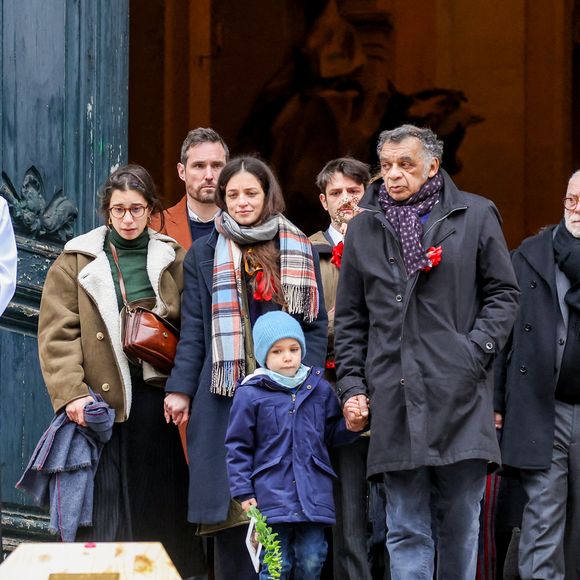 Pia Laborde et Gabrièle Laborde, les filles de C.Laborde, leur père Jimmy, son petit-fils Saul, Thomas Stern, le mari de la défunte - Sortie des obsèques de Catherine Laborde en l’église Saint-Roch à Paris, le 6 février 2025. Décédée le 28 janvier 2025 à l'âge de 73 ans, l'ancienne présentatrice météo de TF1 (1988 - 2017) était atteinte de la maladie neurodégénérative à corps de Lewy. 
© Jacovides - Moreau / Bestimage 

Merci de flouter le visage des enfants avant parution.
