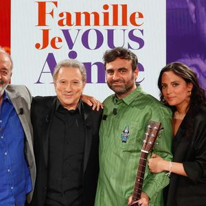 Exclusif - Louis Chedid, Micher Drucker, Joseph Chedid, Anna Chedid lors du backstage de l'enregistrement de l'émission "Famille je vous aime" présentée par M. Drucker et qui sera diffusée le 13 juin 2025 sur France 3, aux Studios rive gauche à Paris, France, le 15 avril 2025. © Clovis-Gaffiot/Bestimage
Tout au long de sa carrière, Michel Drucker a interviewé les parents de ses invités pour comprendre leur parcours. Il a tissé des liens avec chacune de leur famille. Voilà comment est née l'idée de " Famille je vous aime ".

Cette émission diffusée en prime time sur France 3, entre la Fête des Mères et la Fête des Pères, a pour thème principal la transmission.

La famille a toujours inspiré les artistes que ce soit en chanson ou en humour. Gad Elmaleh, le parrain de cette première émission sera accompagné de Régine et David, ses parents. Il y aura également Dany Brillant, Anne Roumanoff, Roman Doduick et leur maman, Michèle Bernier, Laurent Voulzy, Gérard Lanvin, Louis Chedid, Michel et Beatrice Leeb et leurs enfants, mais aussi David Hallyday et Olivier de Benoist dont les récents spectacles abordent ce sujet.

Entre émotion et fous rires, nous n'avons pas fini d'aimer ces drôles de Familles !