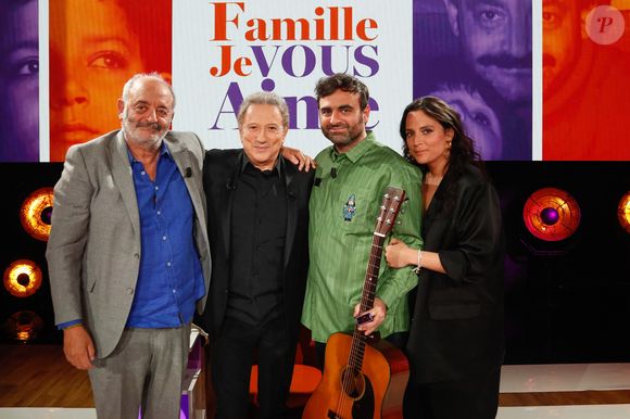 Exclusif - Louis Chedid, Micher Drucker, Joseph Chedid, Anna Chedid lors du backstage de l'enregistrement de l'émission "Famille je vous aime" présentée par M. Drucker et qui sera diffusée le 13 juin 2025 sur France 3, aux Studios rive gauche à Paris, France, le 15 avril 2025. © Clovis-Gaffiot/Bestimage
Tout au long de sa carrière, Michel Drucker a interviewé les parents de ses invités pour comprendre leur parcours. Il a tissé des liens avec chacune de leur famille. Voilà comment est née l'idée de " Famille je vous aime ".

Cette émission diffusée en prime time sur France 3, entre la Fête des Mères et la Fête des Pères, a pour thème principal la transmission.

La famille a toujours inspiré les artistes que ce soit en chanson ou en humour. Gad Elmaleh, le parrain de cette première émission sera accompagné de Régine et David, ses parents. Il y aura également Dany Brillant, Anne Roumanoff, Roman Doduick et leur maman, Michèle Bernier, Laurent Voulzy, Gérard Lanvin, Louis Chedid, Michel et Beatrice Leeb et leurs enfants, mais aussi David Hallyday et Olivier de Benoist dont les récents spectacles abordent ce sujet.

Entre émotion et fous rires, nous n'avons pas fini d'aimer ces drôles de Familles !
