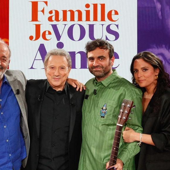 Exclusif - Louis Chedid, Micher Drucker, Joseph Chedid, Anna Chedid lors du backstage de l'enregistrement de l'émission "Famille je vous aime" présentée par M. Drucker et qui sera diffusée le 13 juin 2025 sur France 3, aux Studios rive gauche à Paris, France, le 15 avril 2025. © Clovis-Gaffiot/Bestimage
Tout au long de sa carrière, Michel Drucker a interviewé les parents de ses invités pour comprendre leur parcours. Il a tissé des liens avec chacune de leur famille. Voilà comment est née l'idée de " Famille je vous aime ".

Cette émission diffusée en prime time sur France 3, entre la Fête des Mères et la Fête des Pères, a pour thème principal la transmission.

La famille a toujours inspiré les artistes que ce soit en chanson ou en humour. Gad Elmaleh, le parrain de cette première émission sera accompagné de Régine et David, ses parents. Il y aura également Dany Brillant, Anne Roumanoff, Roman Doduick et leur maman, Michèle Bernier, Laurent Voulzy, Gérard Lanvin, Louis Chedid, Michel et Beatrice Leeb et leurs enfants, mais aussi David Hallyday et Olivier de Benoist dont les récents spectacles abordent ce sujet.

Entre émotion et fous rires, nous n'avons pas fini d'aimer ces drôles de Familles !