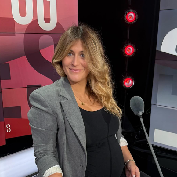 Il s'agit de la chroniqueuse Glora Ghebali, qui annonce être enceinte de son premier enfant.

Flora Ghebali, fille de Daniela Lumbroso et Eric Ghebali, est chroniqueuse télé et enceinte de son premier enfant.