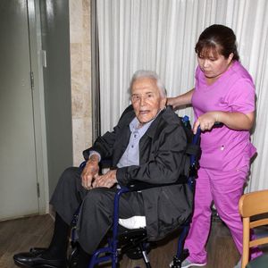 Kirk Douglas (100 ans) et sa femme Anne Douglas fêtent le 25ème anniversaire du centre ‘The Anne Douglas’ à LA Mission à Los Angeles, le 4 mai 2017 Backgrid USA / Bestimage
