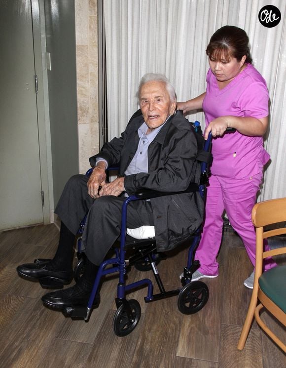 Kirk Douglas (100 ans) et sa femme Anne Douglas fêtent le 25ème anniversaire du centre ‘The Anne Douglas’ à LA Mission à Los Angeles, le 4 mai 2017 Backgrid USA / Bestimage