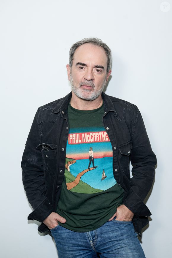 "J'ai beaucoup pleuré samedi", a confié l’acteur, à nos confrères de "Télé 7 jours", qui décrit Gérard Chaillou comme "un homme raffiné, cultivé, extrêmement drôle, subtil, gourmand". 

Exclusif - Bruno Solo -  Backstage - Enregistrement de l'émission "100% Logique", présentée par Cyril Féraud et diffusée le 19 avril 2025 sur France 2.
Le 18 décembre 2024.

© Cyril Moreau / Bestimage