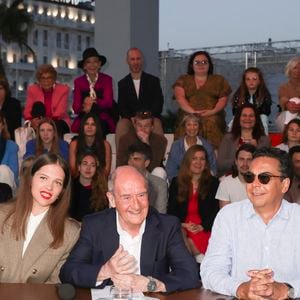 Exclusif - Sanda Codreanu, Pierre Lescure, Patrick Cohen sur le plateau de 'émission "C à vous" lors du 77ème Festival International du Film de Cannes le 17 mai 2024. © Jack Tribeca / Bestimage