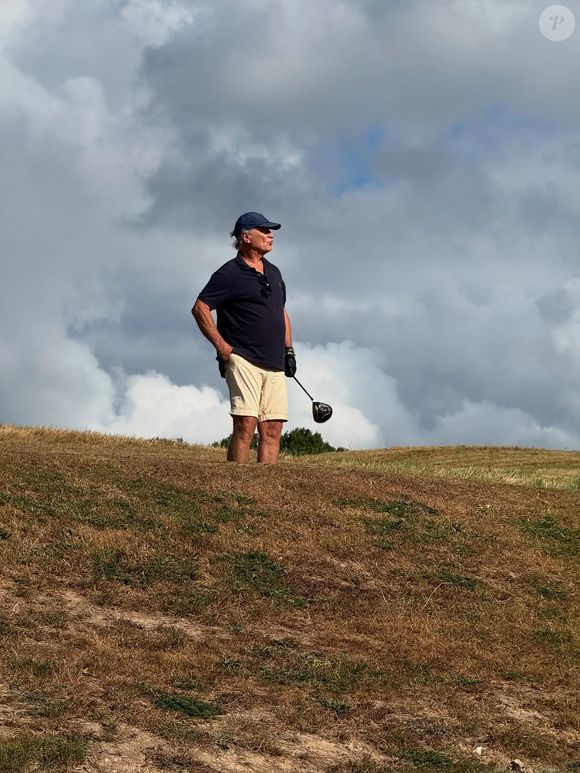 Ce samedi 23 août, l’animatrice de 62 ans a publié sur son compte Instagram une photo amusée de son compagnon en pleine action sur le green...

Photo de William Leymergie en train de jouer au golf, le 23 août 2025, sur le compte Instagram de sa conjointe Sophie Davant.