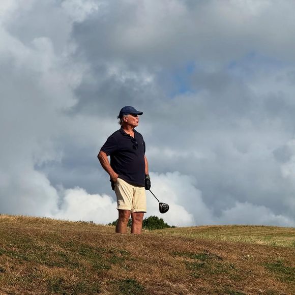 Ce samedi 23 août, l’animatrice de 62 ans a publié sur son compte Instagram une photo amusée de son compagnon en pleine action sur le green...

Photo de William Leymergie en train de jouer au golf, le 23 août 2025, sur le compte Instagram de sa conjointe Sophie Davant.