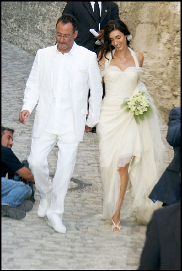 Archives - Jean Reno et son épouse Zofia. Mariage de l'acteur Jean Reno devant la mairie des Baux de Provence.
Guillaume Gaffiot/Bestimage