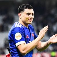 Louis Bielle Biarrey avec sa compagne Chiara dans un endroit qui a la cote après le tournoi des 6 Nations