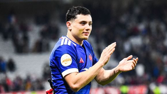 Louis Bielle Biarrey avec sa compagne Chiara dans un endroit qui a la cote après le tournoi des 6 Nations