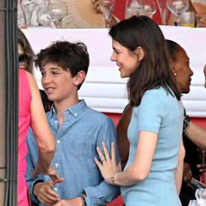 Ayant bien grandi, le jeune Raphaël (11 ans) était assorti à sa maman et portait une chemise bleue tandis que sa mère était habillée d'une robe de la même couleur, sûrement de la griffe Chanel dont elle est l'égérie depuis plusieurs années

Charlotte Casiraghi, son fils, né de son union avec Gad Elmaleh, Raphael, lors deà la 2eme journée du Jumping International de Monte-Carlo, le 4 juillet 2024. La compétition se déroule sur le port Hercule à Monaco, du 3 juillet au 5 juillet. © Bruno Bebert/Bestimage