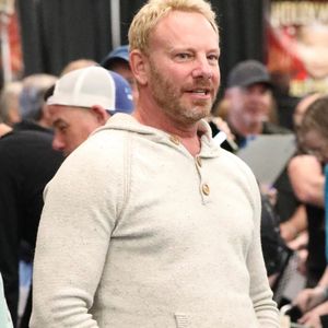 Hollywood, CA - EXCLUSIF - Ian Ziering a été aperçu en train de discuter avec ses anciens collègues de 90210 lors d'une réunion. Backgrid USA / Bestimage
