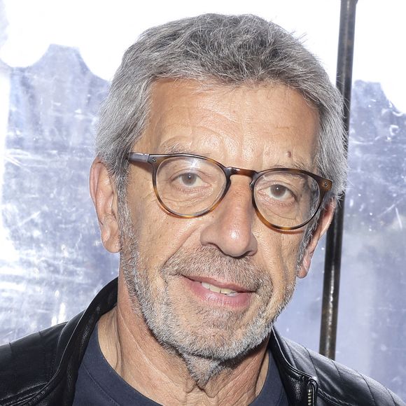 Père de trois enfants, il est également le grand-père d’un petit garçon de bientôt 3 ans.

Michel Cymes lors de la 3ème édition du salon du livre à Saint-Germain-des-Prés "Des pages avant la plage" à Paris le 6 juin 2026.

© Cédric Perrin / Bestimage