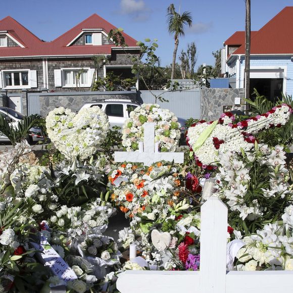 Illustration de la tombe de Johnny Hallyday au cimetière de Lorient sur l'Ile Saint-Barthélemy le 11 décembre 2017. La tombe est ornée du traditionnel coeur de Saint Barth en pierre pour l'éternité.