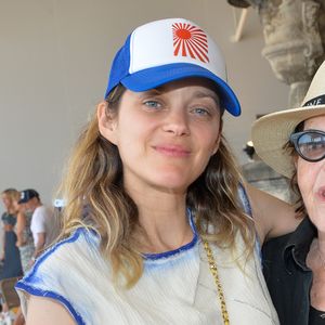 Marion Cotillard dans la tente VIP lors du Longines Paris Eiffel Jumping au Champ de Mars à Paris, le samedi 6 juillet 2019. © Veeren Ramsamy/Bestimage