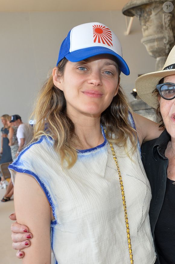 Marion Cotillard dans la tente VIP lors du Longines Paris Eiffel Jumping au Champ de Mars à Paris, le samedi 6 juillet 2019. © Veeren Ramsamy/Bestimage