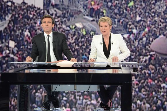 (G-R) David Pujadas et Elise Lucet lors d'une émission spéciale sur la chaîne de télévision France 2 couvrant le second tour de l'élection présidentielle, à Paris, France, le 6 mai 2012. Photo by Ammar Abd Rabbo/ABACAPRESS.COM