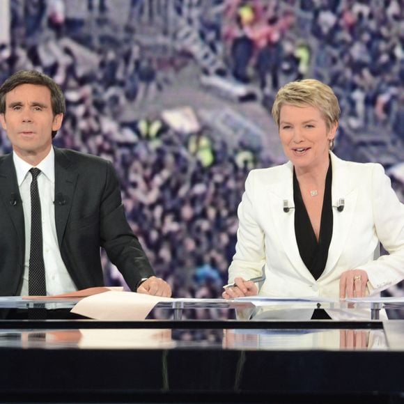 (G-R) David Pujadas et Elise Lucet lors d'une émission spéciale sur la chaîne de télévision France 2 couvrant le second tour de l'élection présidentielle, à Paris, France, le 6 mai 2012. Photo by Ammar Abd Rabbo/ABACAPRESS.COM