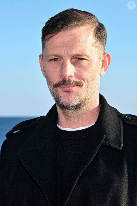 Nicolas Duvauchelle, qui souffle sa 45ème, est un acteur que l'on ne présente plus.

Nicolas Duvauchelle pour l'avant première du film "Brûle le sang" réalisé par Akaki Popkhadze et projeté au cinéma Pathé Gare du Sud. © Bruno Bebert/Bestimage