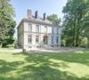 Sur deux hectares, le manoir du XIXe siècle accueille sept chambres et quatre salles de bain.
Située à Louveciennes, aux portes de Paris, sur le chemin des impressionnistes, cette belle demeure bourgeoise néo-classique, a été construite au milieu du XIXème siècle, appelée le "Domaine de Voisins", et ayant eu comme illustre propriétaire, Karl Lagerfeld. A l'abri des regards avec un parc arboré de 2 hectares.
© Marc Ausset-Lacroix / Bestimage