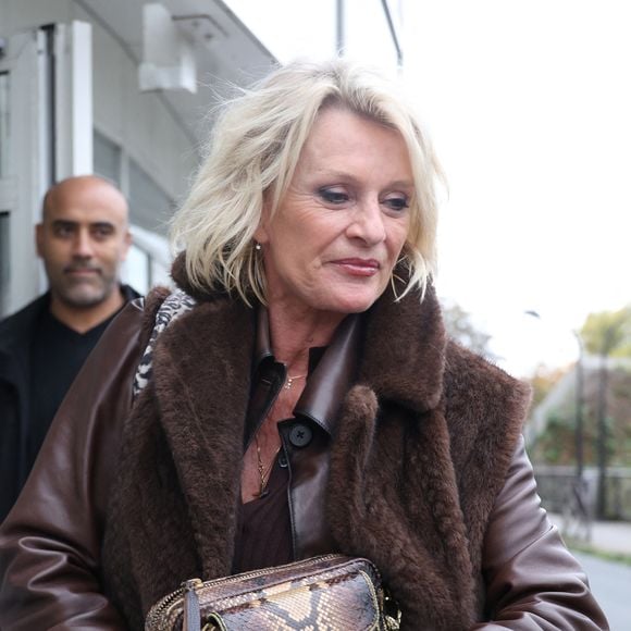 En fait, Sophie Davant a révélé malgré elle à la chanteuse le secret que son avocat Roland Perez lui dissimulait

Exclusif - Sophie Davant - Arrivées lors de l'enregistrement de l'émission "Vivement Dimanche" (du 16 novembre) à Paris le 22 octobre 2025. © Bestimage