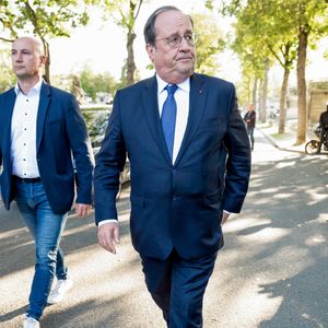 "Cela faisait un an qu'elle n'avait pas trouvé preneur", précisait François Hollande. C'est lui qui en fera l'acquisition à un prix en dessous de celui déboursé par l'acquéreur précédent...

François Hollande - Obsèques du journaliste Jean-Pierre Elkabbach au cimetière du Montparnasse dans le 14ème arrondissement de Paris, France, le 6 octobre 2023. © Pierre Perusseau/Bestimage