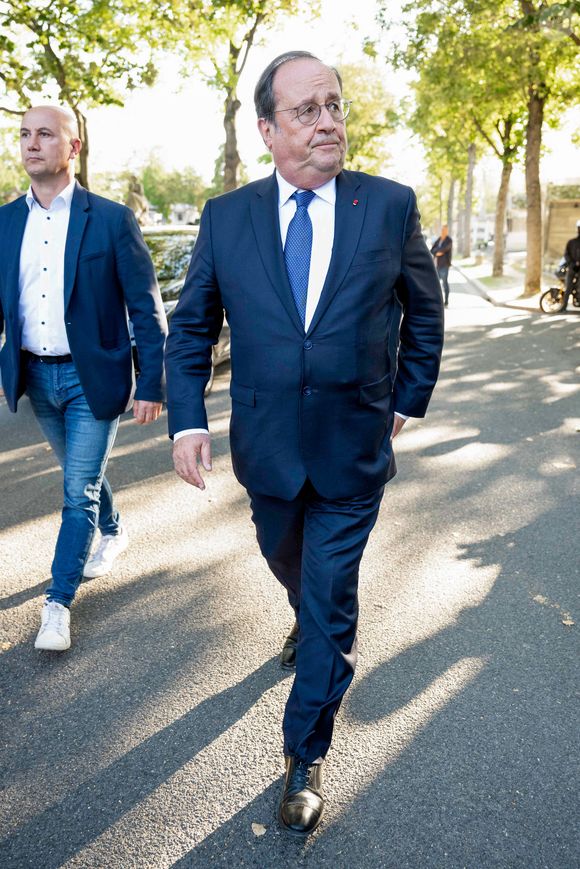"Cela faisait un an qu'elle n'avait pas trouvé preneur", précisait François Hollande. C'est lui qui en fera l'acquisition à un prix en dessous de celui déboursé par l'acquéreur précédent...

François Hollande - Obsèques du journaliste Jean-Pierre Elkabbach au cimetière du Montparnasse dans le 14ème arrondissement de Paris, France, le 6 octobre 2023. © Pierre Perusseau/Bestimage