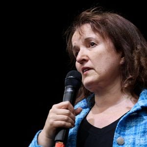 L'humoriste Anne Roumanoff participe à un rassemblement contre l'extrême droite, place de la République à Paris © Stéphane Lemouton / Bestimage