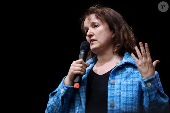 L'humoriste Anne Roumanoff participe à un rassemblement contre l'extrême droite, place de la République à Paris © Stéphane Lemouton / Bestimage
