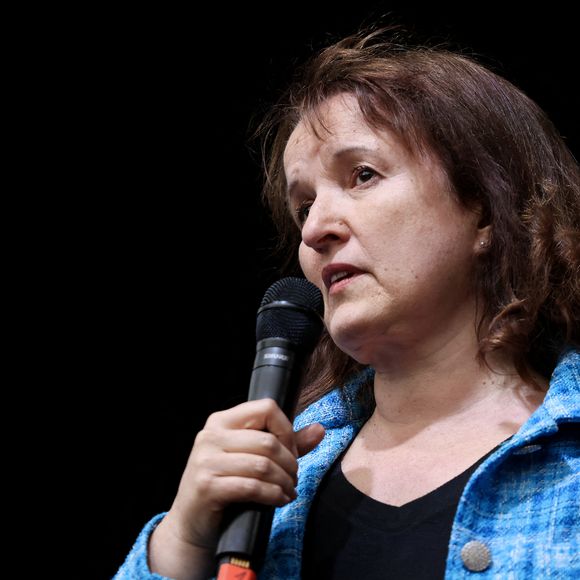 L'humoriste Anne Roumanoff participe à un rassemblement contre l'extrême droite, place de la République à Paris © Stéphane Lemouton / Bestimage