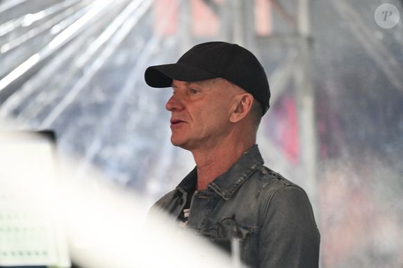 São Paulo, BRÉSIL - EXCLUSIF - La vue de Sting dans les coulisses du concert de Shakira à São Paulo ajoute une touche d'excitation supplémentaire, démontrant que même les plus grandes stars peuvent apprécier et soutenir le talent artistique de leurs pairs.

Photo : Sting