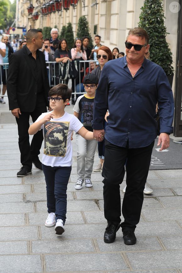 Eddy et Nelson, les jumeaux de Céline Dion à la sortie de l'hôtel Royal Monceau à Paris le 1er aout 2017. © Agence/Bestimage