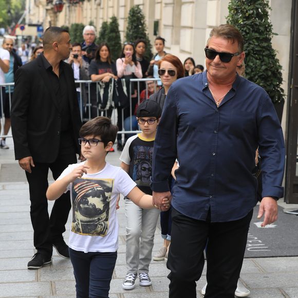 Eddy et Nelson, les jumeaux de Céline Dion à la sortie de l'hôtel Royal Monceau à Paris le 1er aout 2017. © Agence/Bestimage