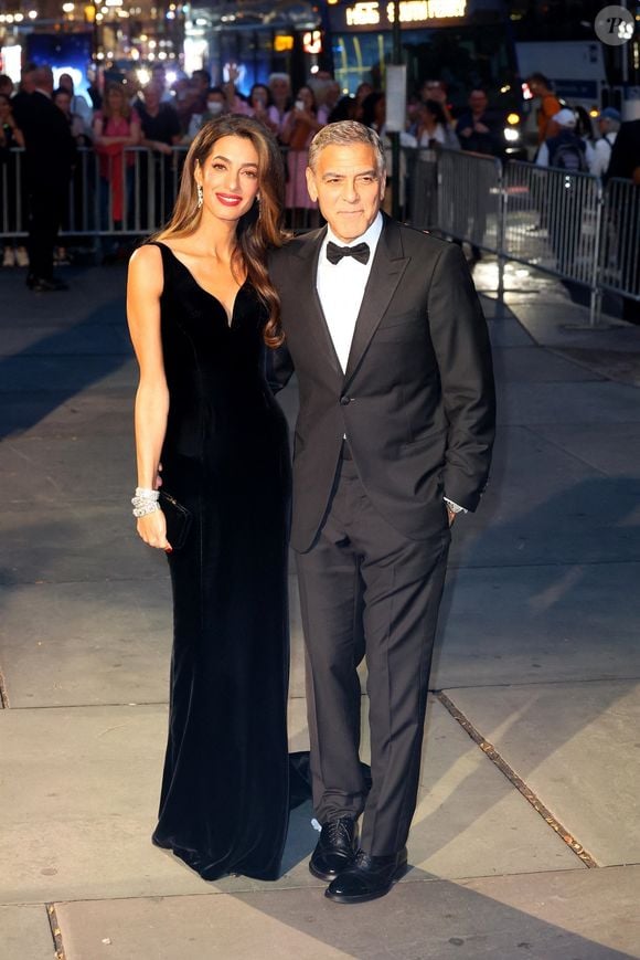 En 2017, Amal donne naissance à des jumeaux, Ella et Alexander, que le couple protège farouchement de la médiatisation.


George et Amal Clooney assistent à la soirée de la Fondation Clooney pour la justice "The Albies" à New York, le 26/09/2024 @Backgrid USA / Bestimage