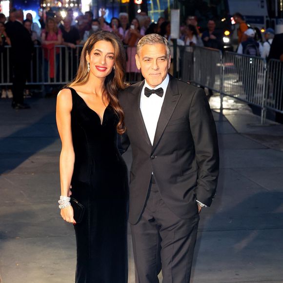 En 2017, Amal donne naissance à des jumeaux, Ella et Alexander, que le couple protège farouchement de la médiatisation.


George et Amal Clooney assistent à la soirée de la Fondation Clooney pour la justice "The Albies" à New York, le 26/09/2024 @Backgrid USA / Bestimage