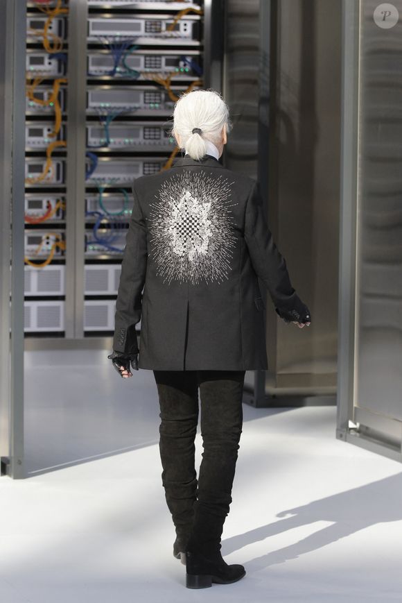 Le créateur allemand était généreux et dépensier selon ses proches.

Le créateur allemand Karl Lagerfeld sur le podium lors du défilé Chanel dans le cadre de la semaine de la mode de Paris Prêt à porter printemps/été 2017, le 4 octobre 2016 à Paris, France. Photo Alain Gil Gonzalez /ABACAPRESS.COM