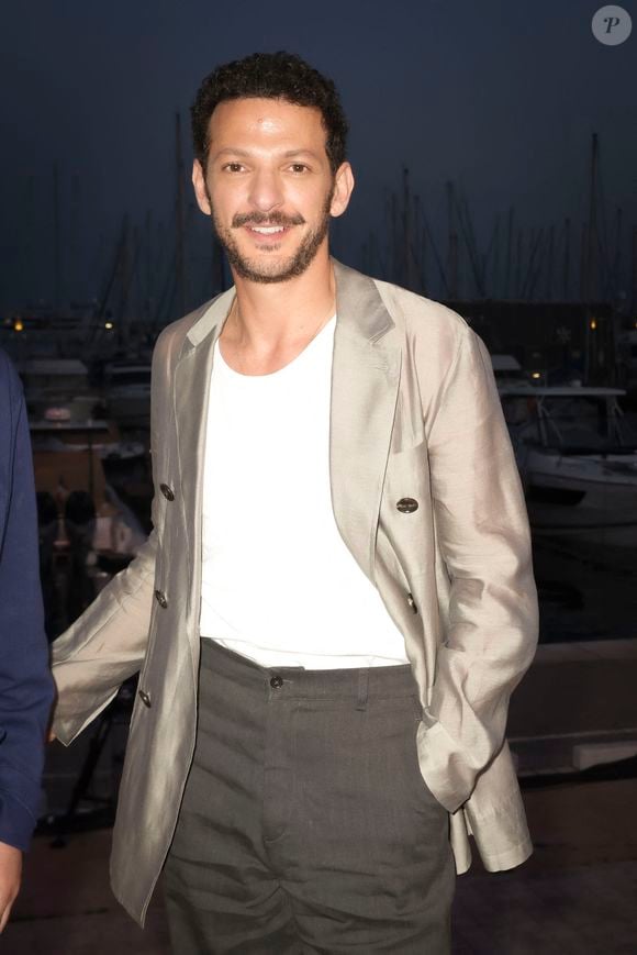 Le comédien a révélé un cadeau unique et symbolique qu’il partage avec son compagnon.

Exclusif - Rendez-vous avec  Vincent Dedienne en marge de l'émission "C à vous" lors du 77ème Festival International du Film de Cannes le 23 mai 2024.  © Jack Tribeca / Bestimage