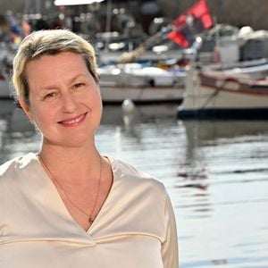 Alors que Maxime Chattam évoquait sa probable crise de la cinquantaine qui se manifestait par l'envie de se mettre aux fourneaux,
Exclusif -  Luana Belmondo, la célèbre cheffe romaine, prend les commandes de la cuisine de Gioia, la célèbre table tropézino-italienne située à Saint-Tropez dont Jean-Roch est le propriétaire. Ici, elle est dans Saint-Tropez, le 7 mai 2023. 
Bruno Bebert / Bestimage