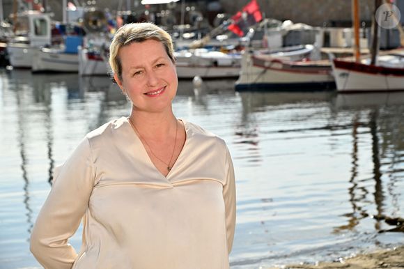 Alors que Maxime Chattam évoquait sa probable crise de la cinquantaine qui se manifestait par l'envie de se mettre aux fourneaux,
Exclusif -  Luana Belmondo, la célèbre cheffe romaine, prend les commandes de la cuisine de Gioia, la célèbre table tropézino-italienne située à Saint-Tropez dont Jean-Roch est le propriétaire. Ici, elle est dans Saint-Tropez, le 7 mai 2023. 
Bruno Bebert / Bestimage