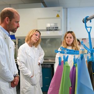 Le prince William, prince de Galles et Cate Blanchett sont en visite à la société Colorifix Limited, finaliste du prix Earthshot le 19 juin 2025.
Colorifix Limited crée des teintures durables pour les vêtements à Norwich
