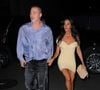 À son bras, Ines de Ramon rayonnait dans une mini-robe jaune pastel à épaules dénudées et des sandales nude...
New York, NY - Brad Pitt et sa petite amie Ines De Ramon se tiennent la main alors qu'ils retournent à leur hôtel, après un dîner au Cote Korean Steakhouse à New York City. 13/06/2025 © Backgrid / Bestimage