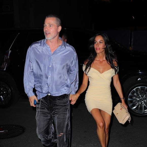 À son bras, Ines de Ramon rayonnait dans une mini-robe jaune pastel à épaules dénudées et des sandales nude...

New York, NY - Brad Pitt et sa petite amie Ines De Ramon se tiennent la main alors qu'ils retournent à leur hôtel, après un dîner au Cote Korean Steakhouse à New York City. 13/06/2025 © Backgrid / Bestimage