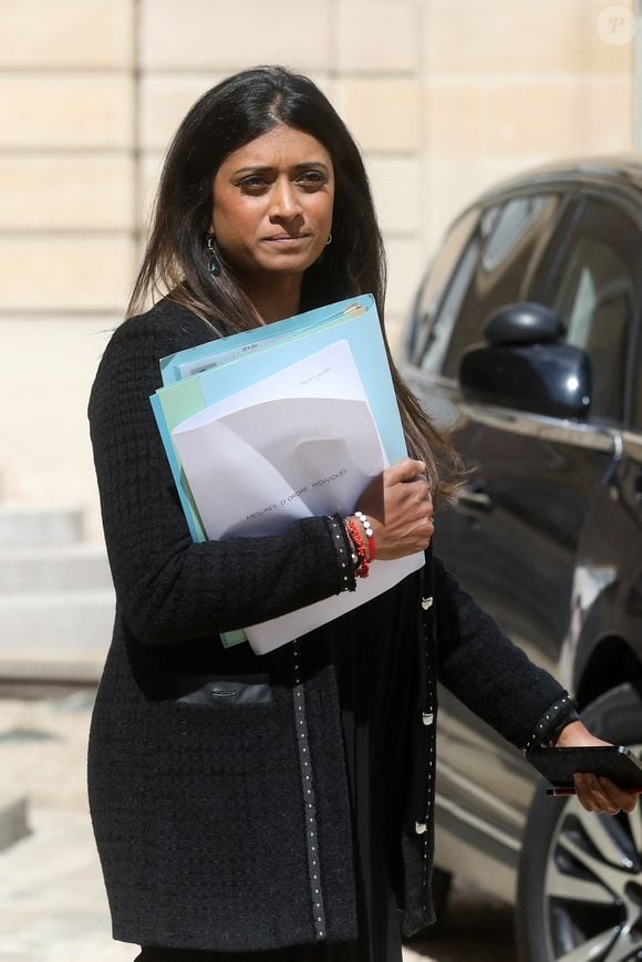 La porte-parole du gouvernement Prisca Thévenot, ministre du renouvellement démocratique à la sortie du conseil des ministres, au palais présidentiel de l'Elysée, à Paris, France, le 20 mai 2024 © Stéphane Lemouton/Bestimage