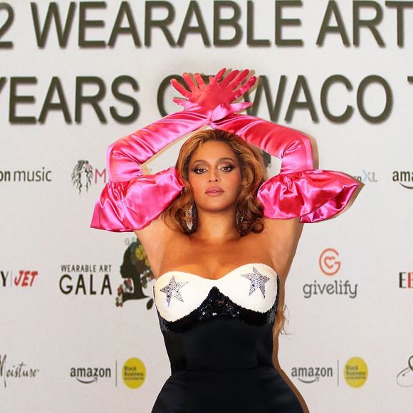 Selon l'experte de la mode, la règle d'or absolue est de toujours marquer sa taille.

La chanteuse Beyoncé annonce sa tournée mondiale "Renaissance" lors d'une vente caritative le 26 octobre 2022. Backgrid UK/ Bestimage