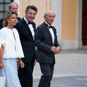 "Ma fille vit à Paris, notamment pour préserver son anonymat", a expliqué la figure de Télématin.

hristian Estrosi, sa femme Laura, Jean-Louis Étienne arrivant au dîner d'état en l'honneur de la visite du couple présidentiel français au palais princier à Monaco le 7 juin 2025.

© Ludovic Marin / Pool / Bestimage