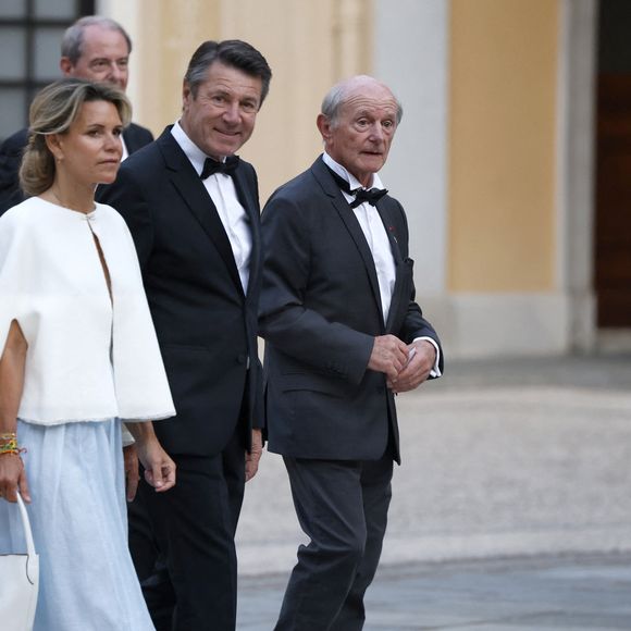 "Ma fille vit à Paris, notamment pour préserver son anonymat", a expliqué la figure de Télématin.

hristian Estrosi, sa femme Laura, Jean-Louis Étienne arrivant au dîner d'état en l'honneur de la visite du couple présidentiel français au palais princier à Monaco le 7 juin 2025.

© Ludovic Marin / Pool / Bestimage
