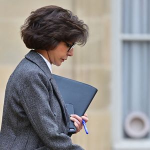 "L'apparence, le physique, la tenue vestimentaire, ne doivent pas disqualifier sans aucun fondement", a-t-elle toutefois conclu. 

Rachida Dati, Ministre de la Culture, à la sortie du Conseil des ministres au palais présidentiel de l'Elysée à Paris - Sortie du Conseil des ministres au palais de l'Elysée à Paris le 5 février 2025.  © Christian Liewig / Bestimage