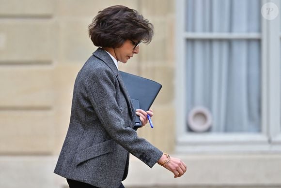 "L'apparence, le physique, la tenue vestimentaire, ne doivent pas disqualifier sans aucun fondement", a-t-elle toutefois conclu. 

Rachida Dati, Ministre de la Culture, à la sortie du Conseil des ministres au palais présidentiel de l'Elysée à Paris - Sortie du Conseil des ministres au palais de l'Elysée à Paris le 5 février 2025.  © Christian Liewig / Bestimage